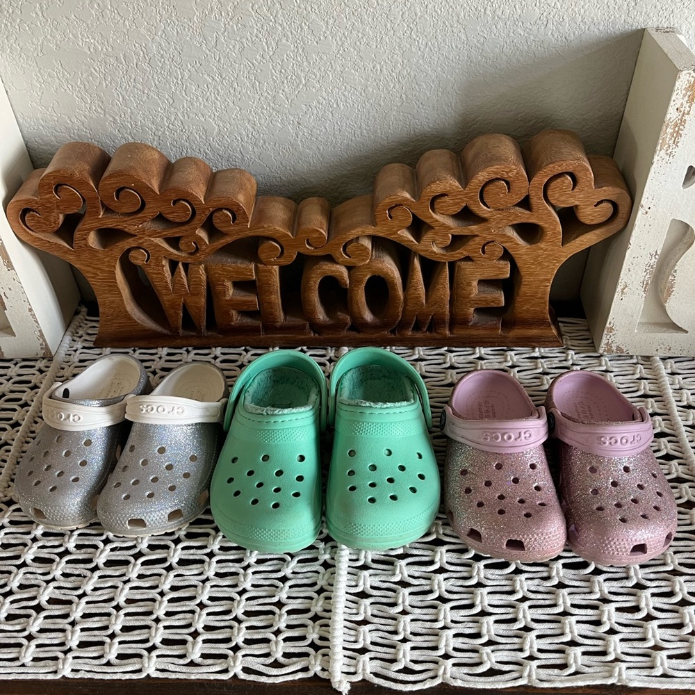 🎀🐊3 PAIRS little girls size 8 CROCS- gently used🎀🐊